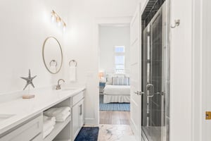 Queen Bathroom, 2nd Floor