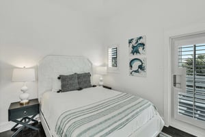 2nd Floor Queen Bedroom