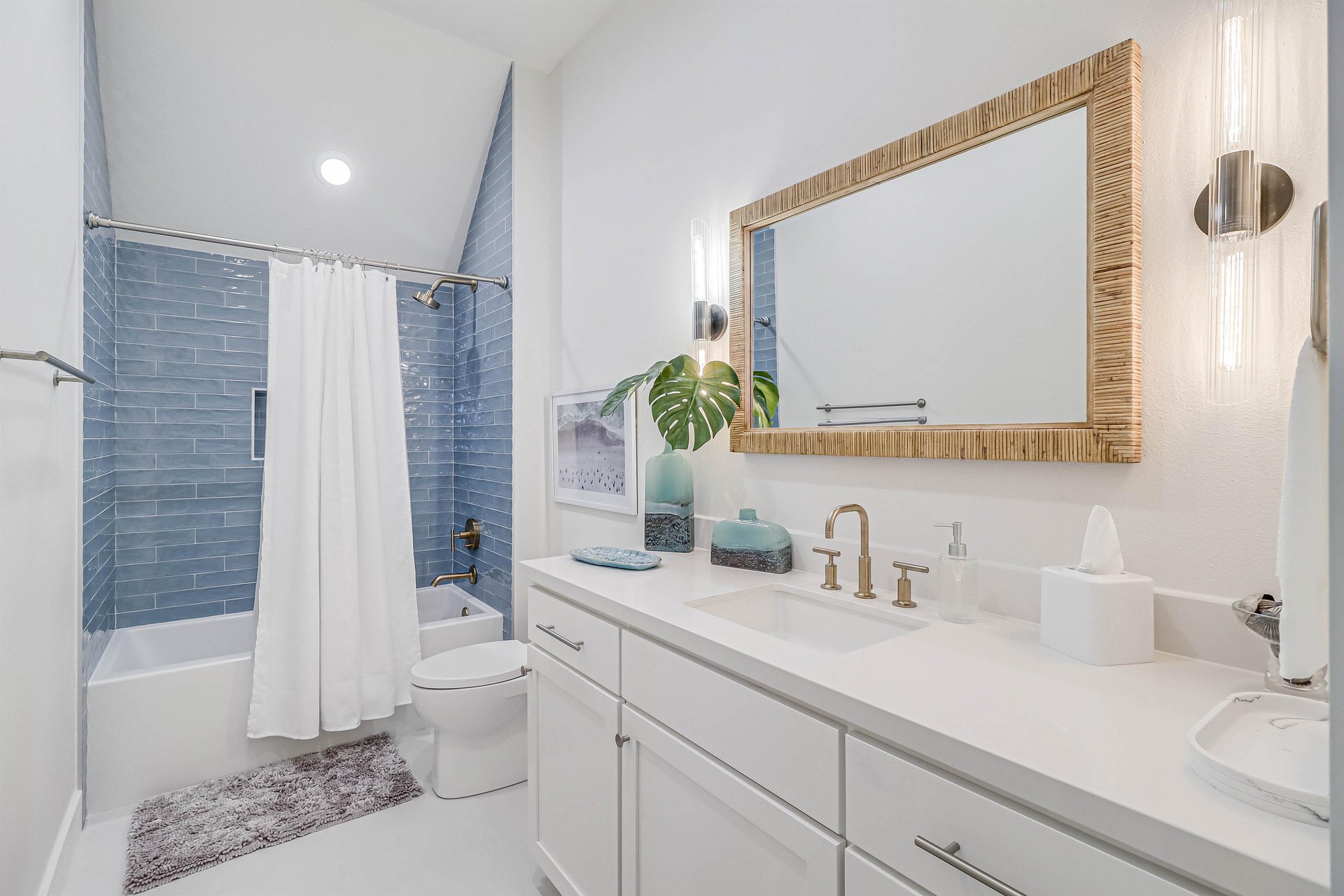 Queen Bathroom, 3rd Floor