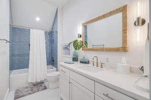 Queen Bathroom, 3rd Floor