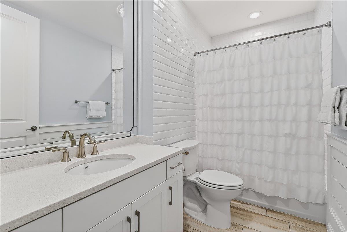 Twin Bathroom, 1st Floor