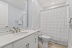 Twin Bathroom, 1st Floor