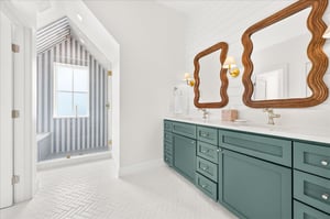Queen Bathroom, 3rd Floor