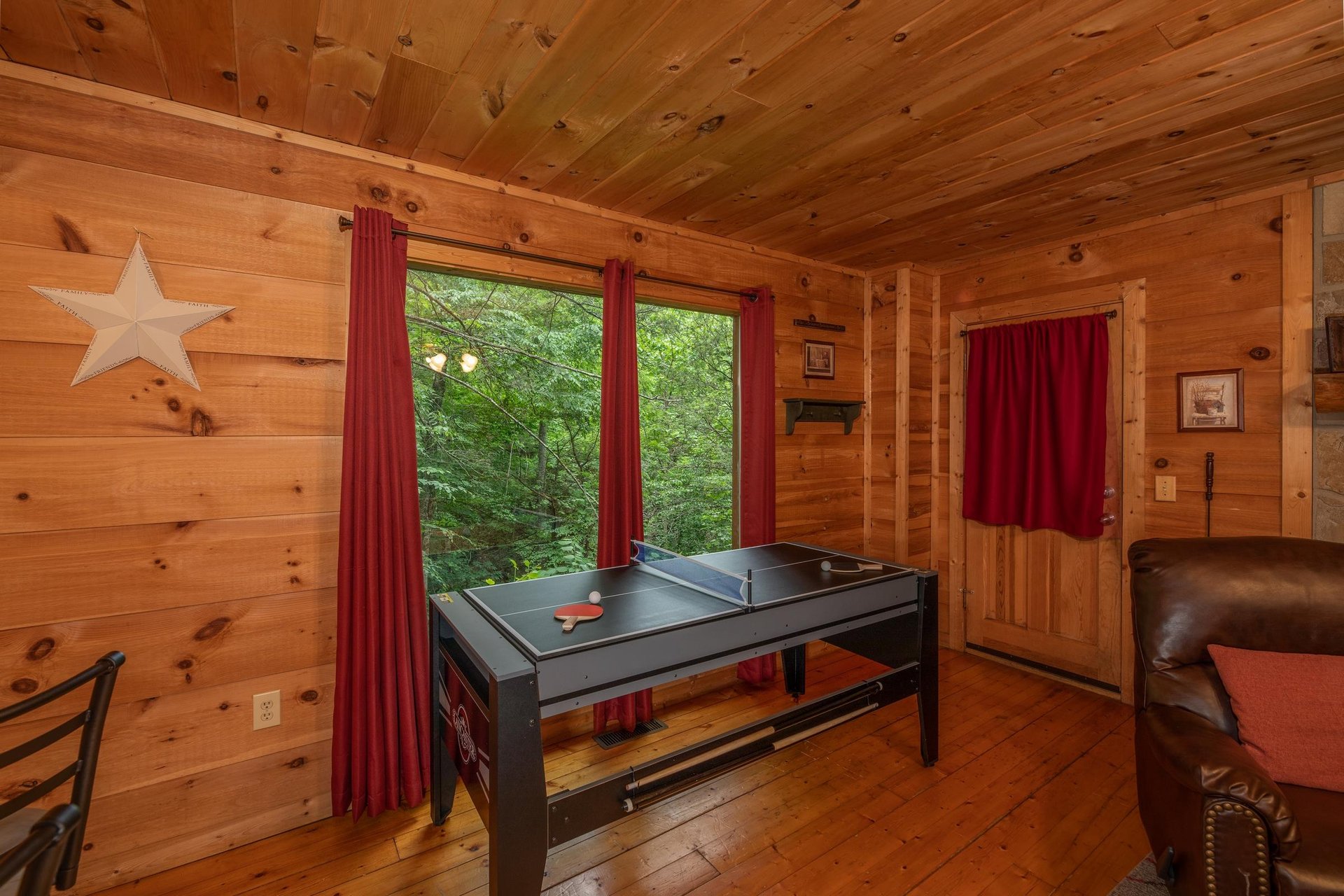 Ping pong table at Logans Smoky Den, a 2 bedroom cabin rental located in Pigeon Forge