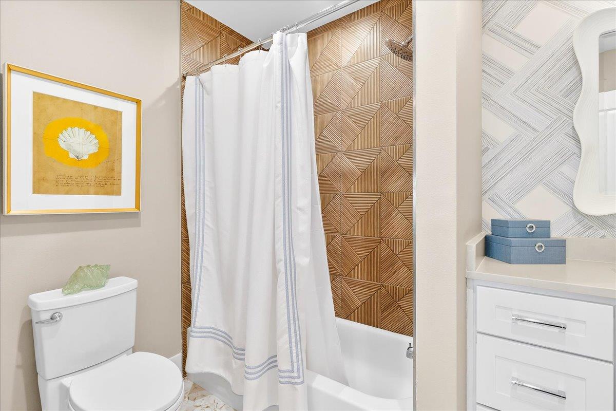 2nd Floor, Shared Bathroom