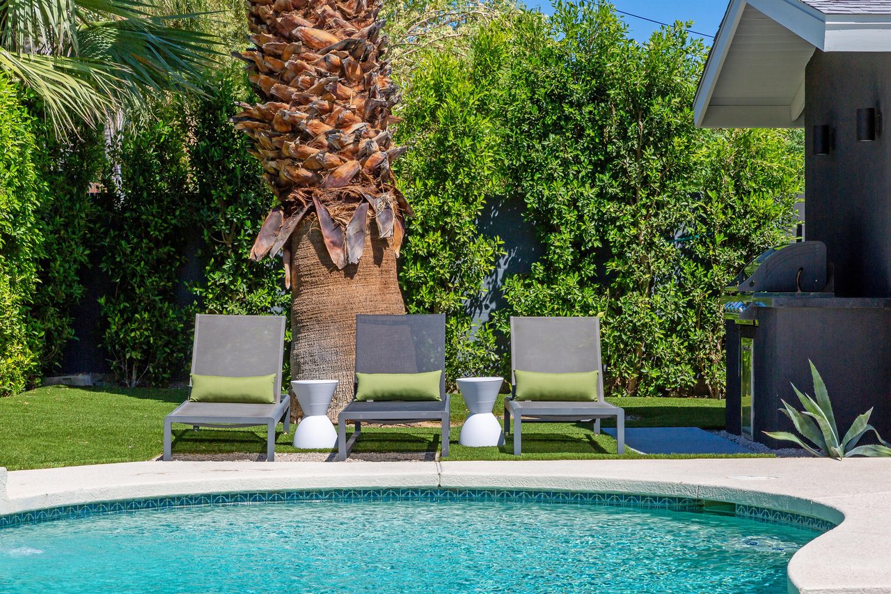 Very private resortstyle pool yard