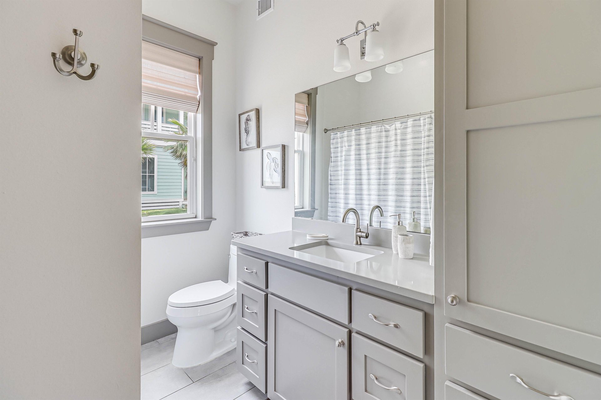 Ensuite King Bathroom, 1st Floor