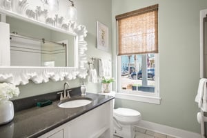 Queen Bathroom, 1st Floor