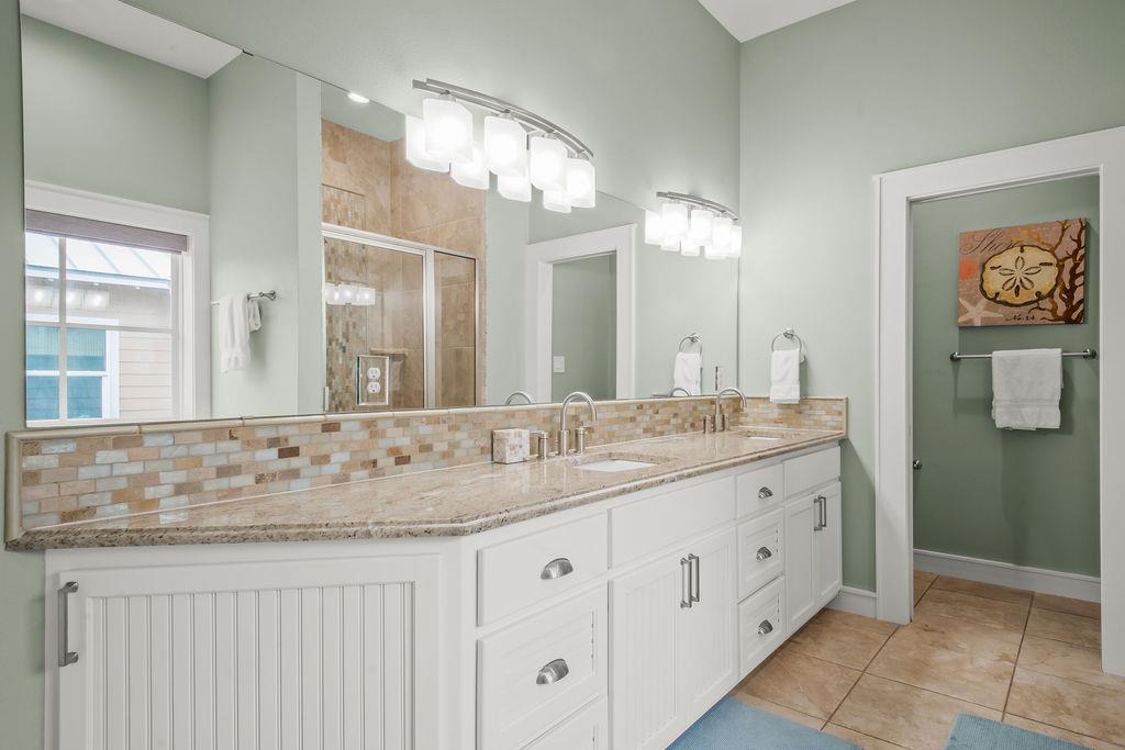 King Bathroom, 2nd Floor