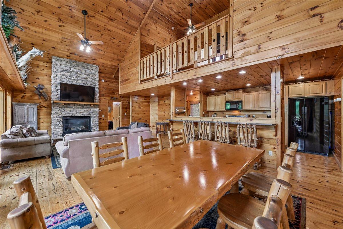 030Dining Area