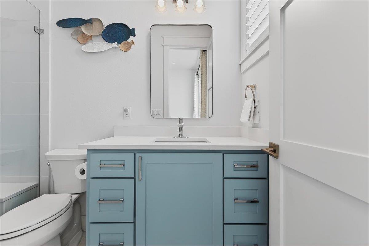 2nd Queen Bathroom, Ground Floor