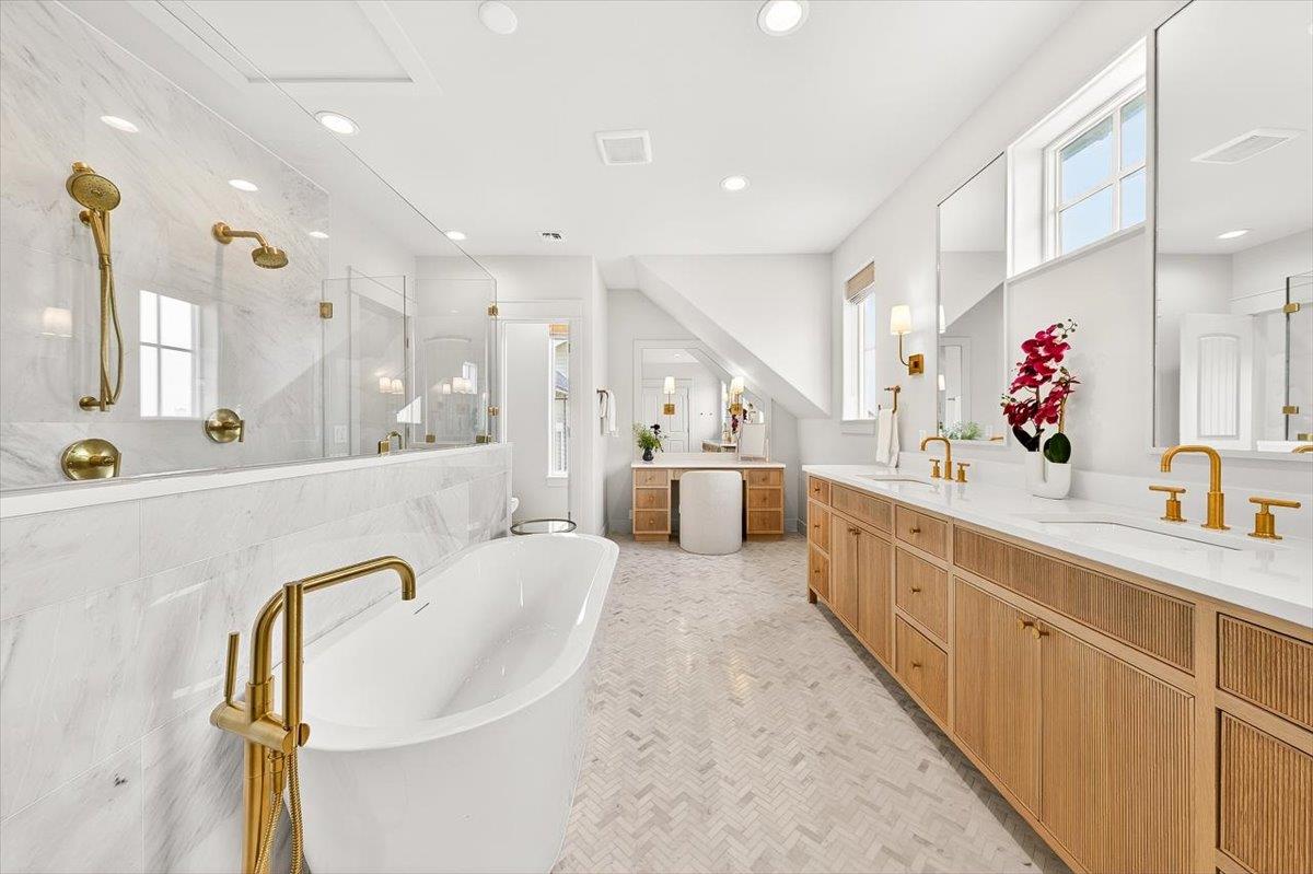 3rd Floor, Primary King Ensuite