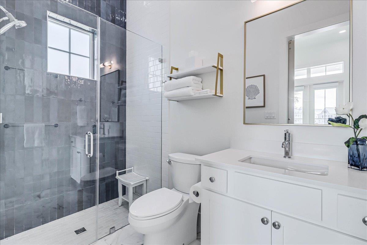 Second King Bathroom, 1st Floor