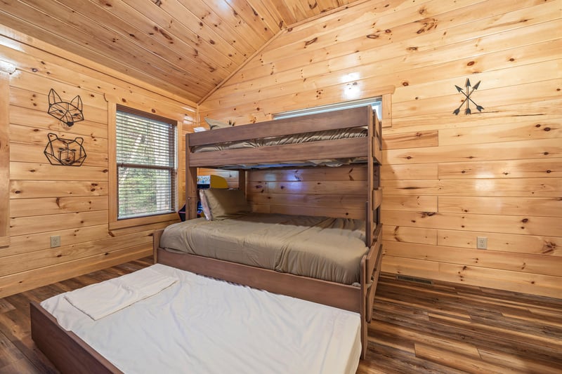 Twin over queen w trundle