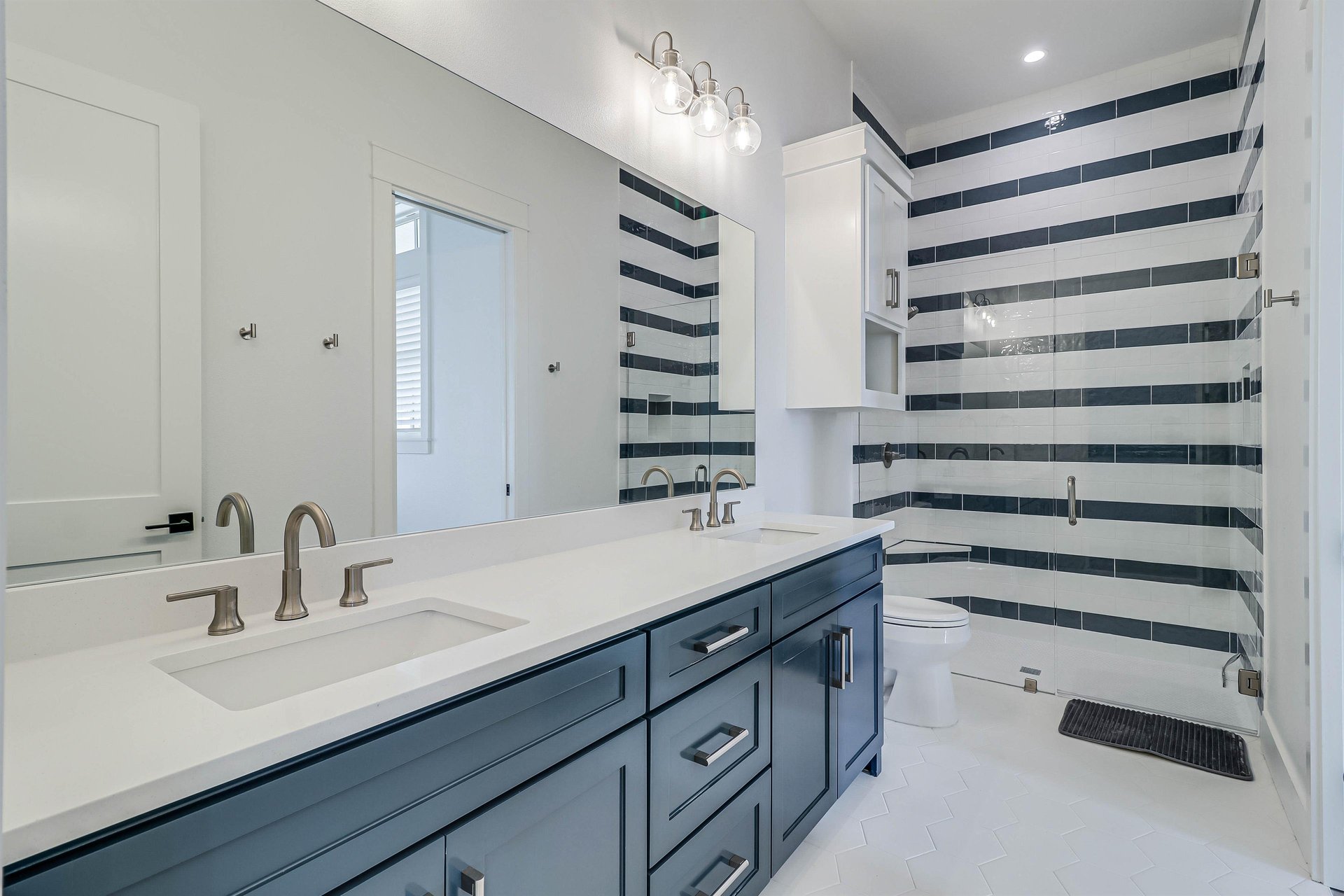 Shared Bathroom, 1st Floor