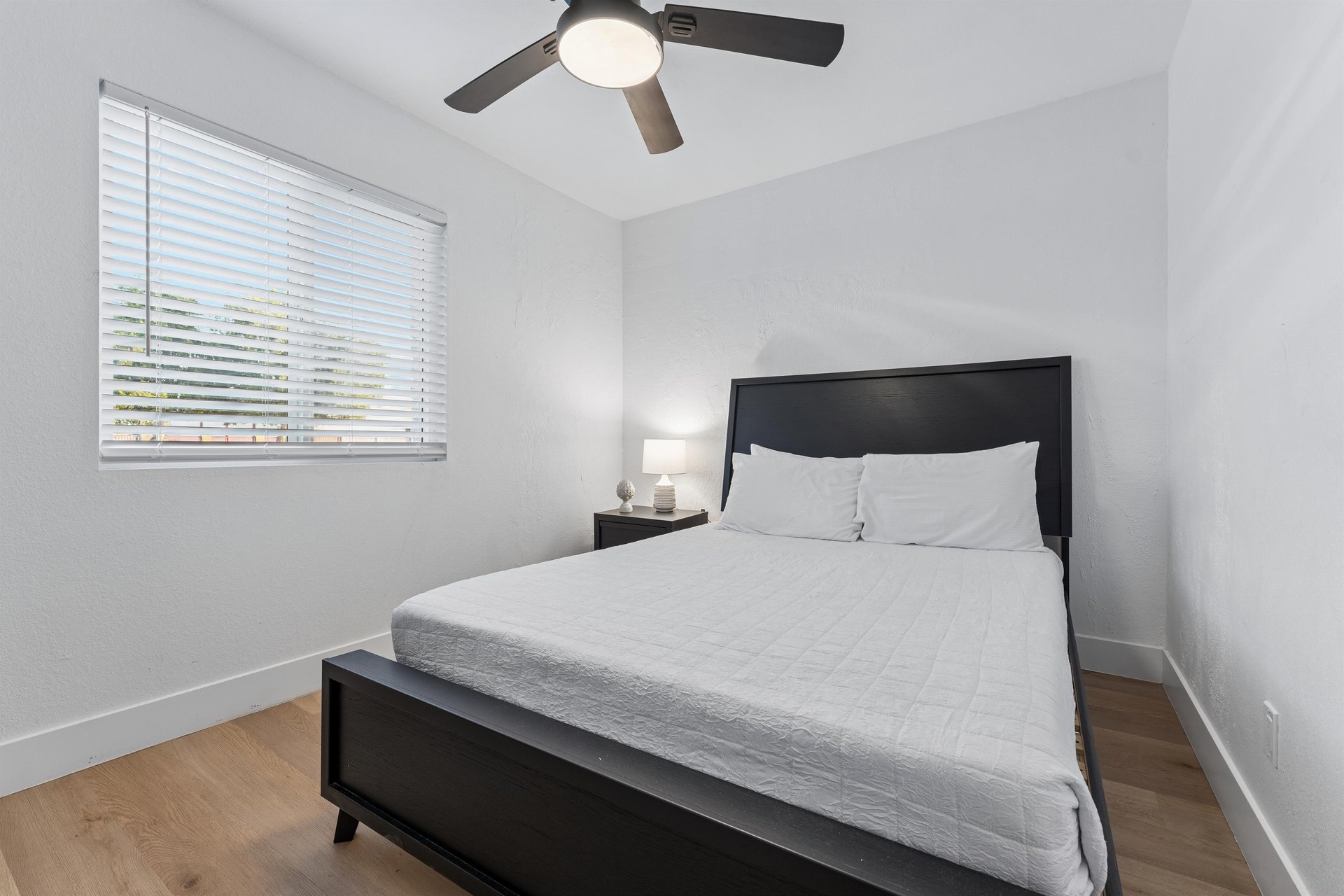 Queen size bed and a flatscreen TV.