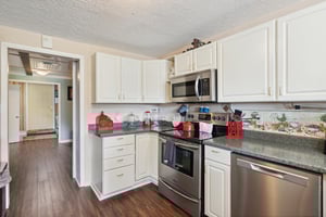 Kitchen w full size appliances