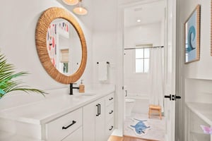 Shared Bathroom, 1st Floor