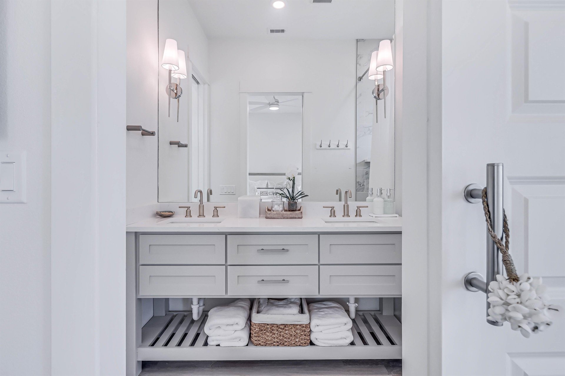 Third King Bathroom, 2nd Floor