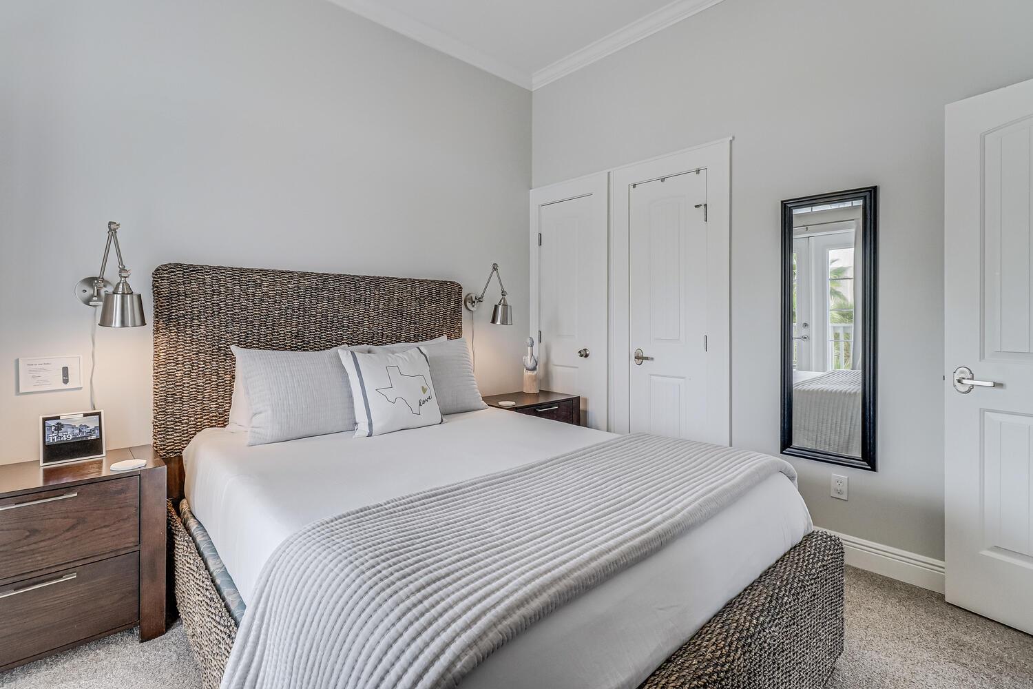 Queen Bedroom, 2nd Floor