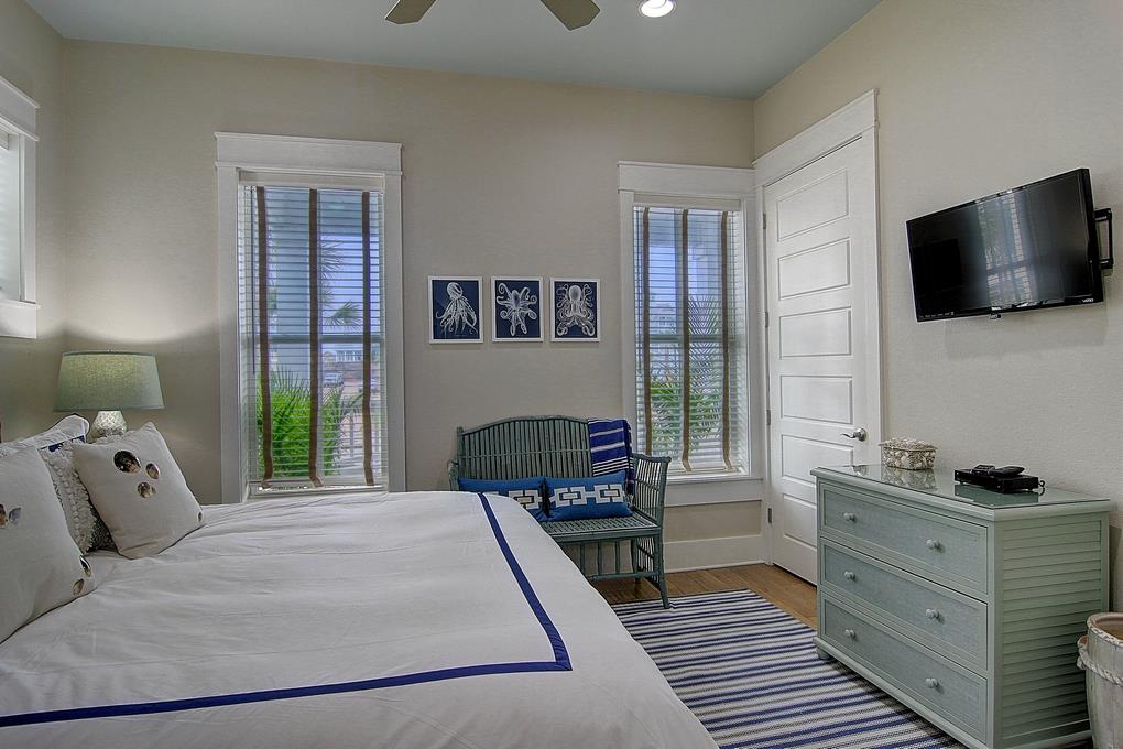 1st Floor King Bedroom