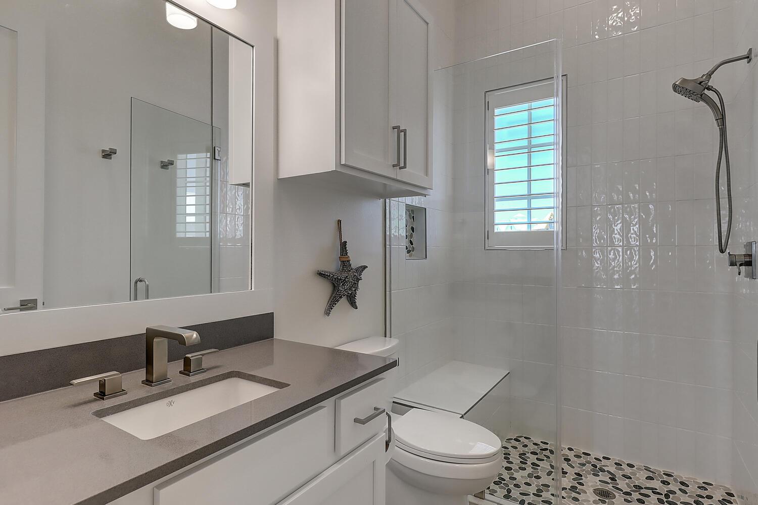 2nd Floor Right Queen Suite