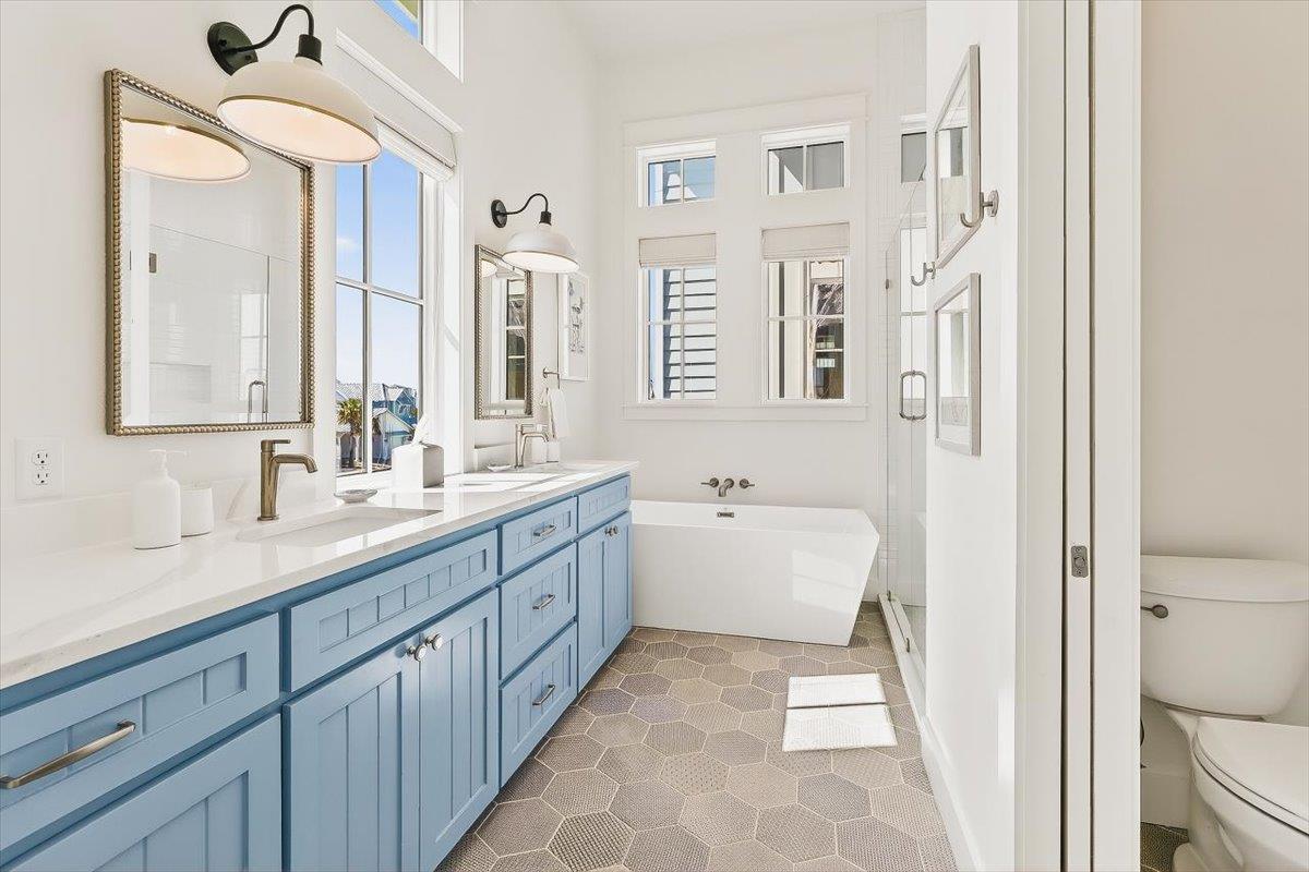 Primary King Bathroom, 2nd Floor