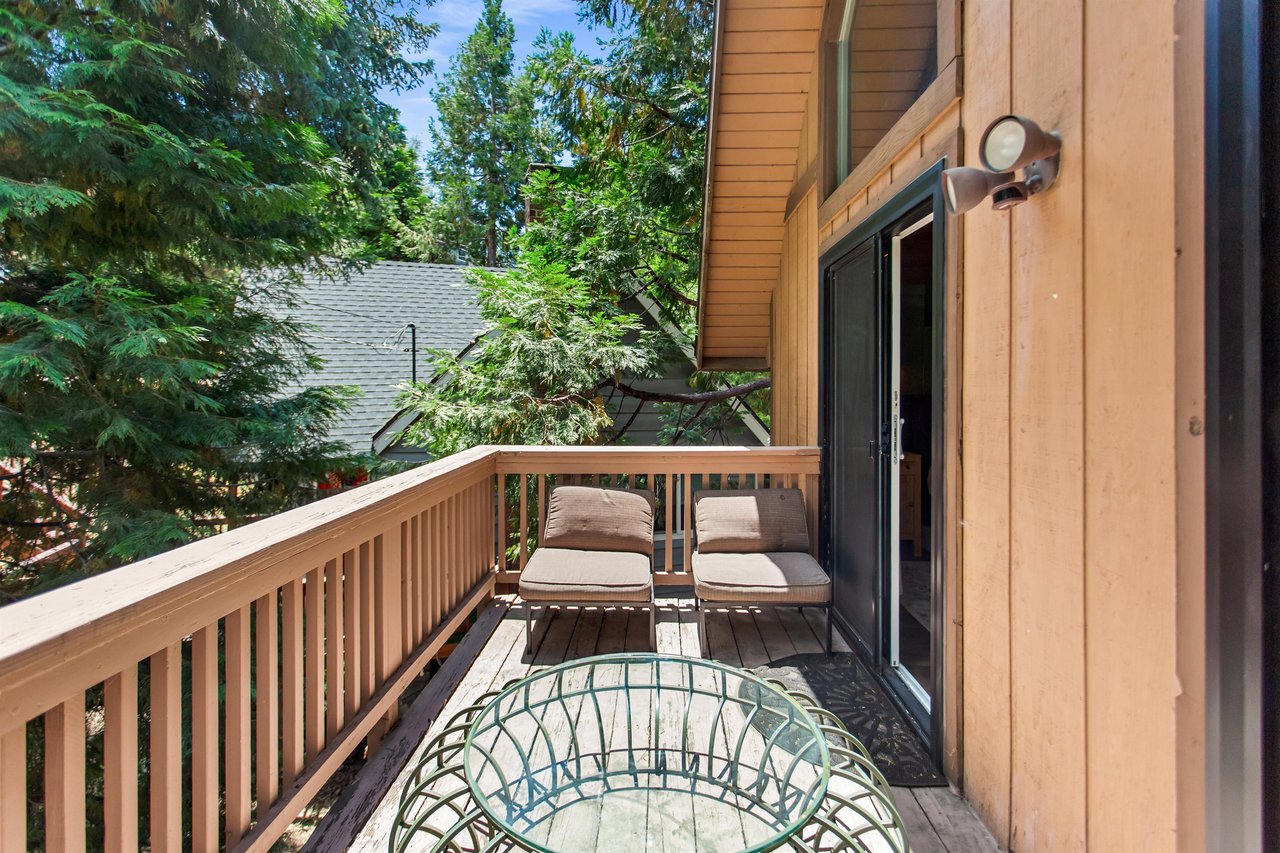 Deck shared between the 2 top floor bedrooms.