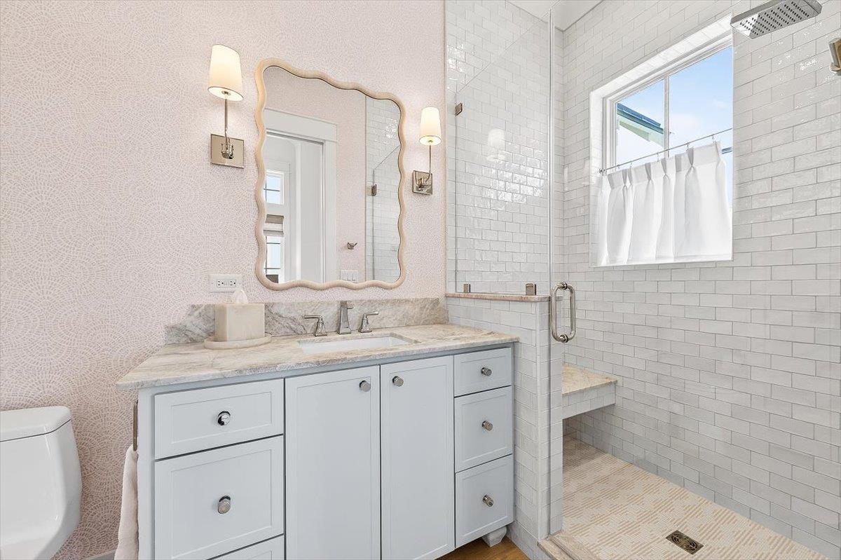 First Queen Bathroom, 2nd Floor