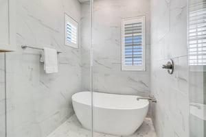 King Bathroom, 2nd Floor