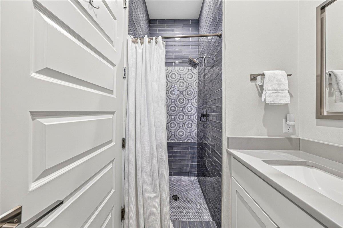 1st Floor, Bunk Bathroom