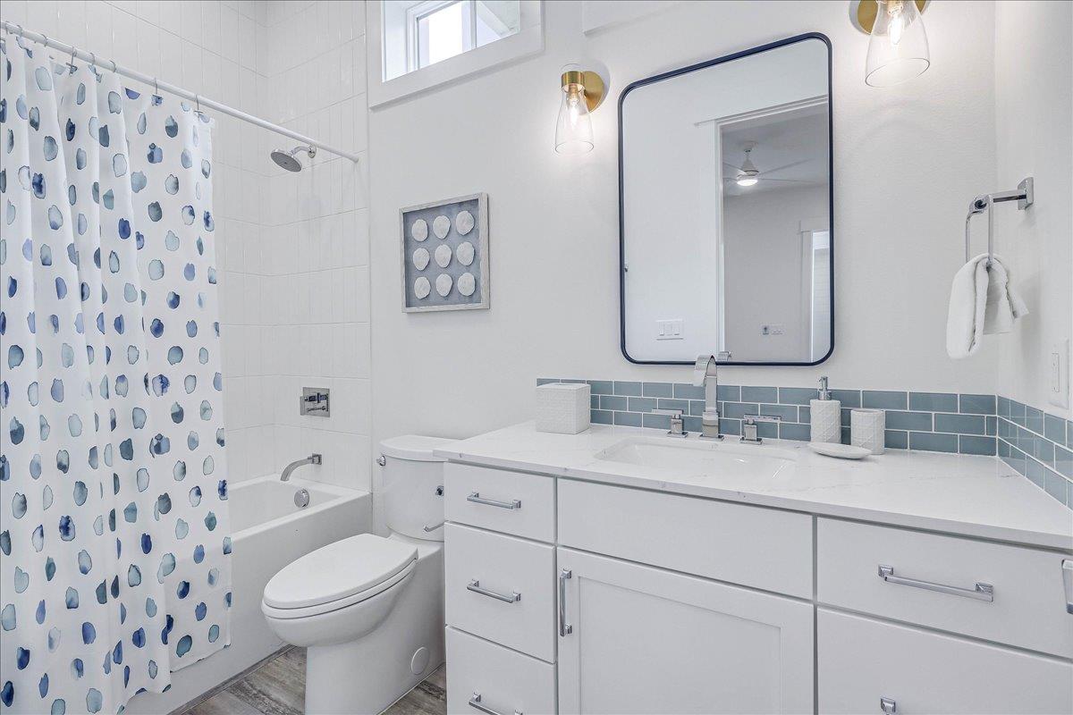 Fourth King Bathroom, 1st Floor