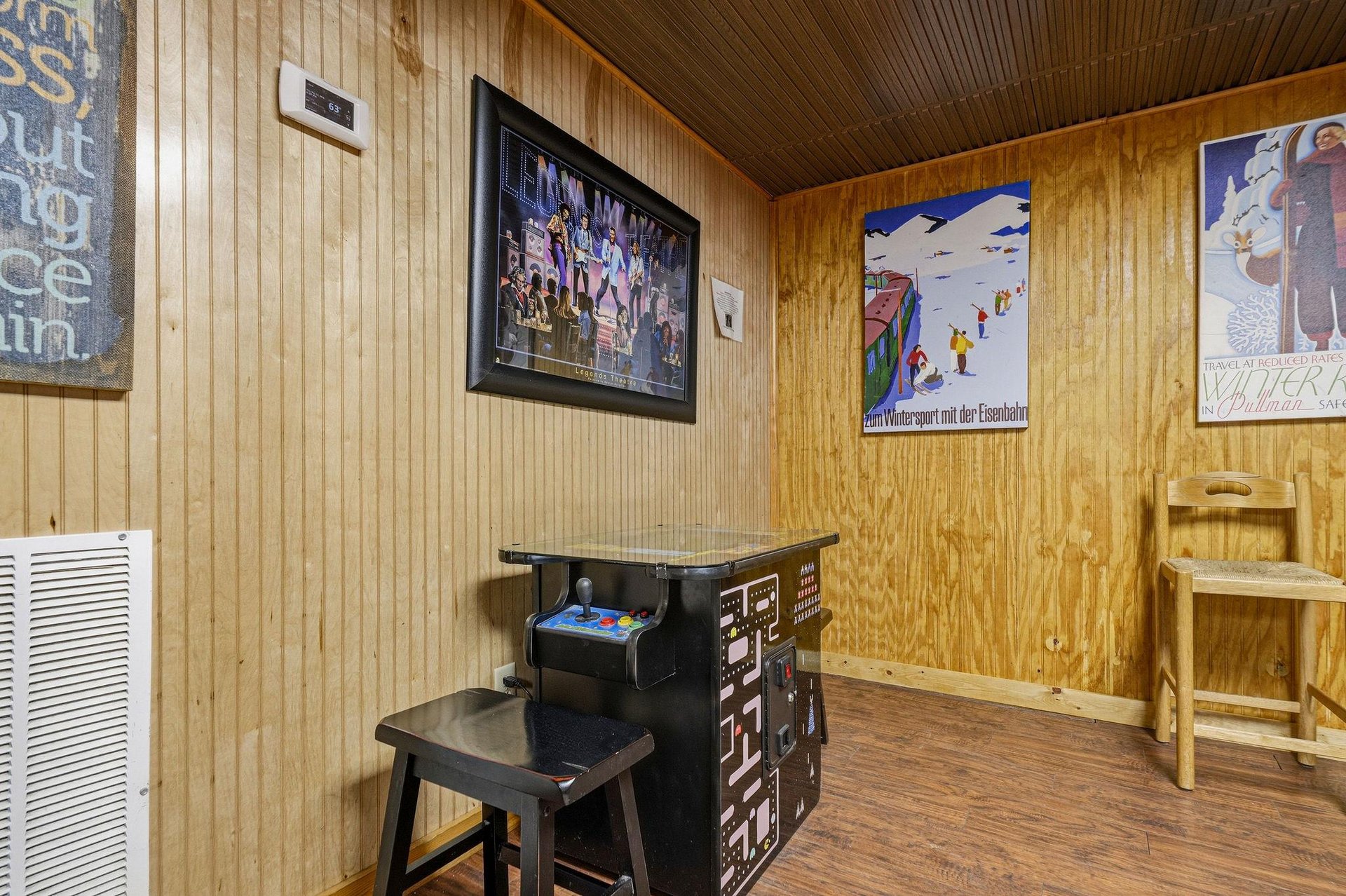 Step into a fun retreat with arcade nostalgia and vintage skiresort charm—your private game corner awaits.