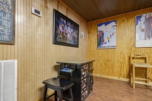Step into a fun retreat with arcade nostalgia and vintage skiresort charm—your private game corner awaits.