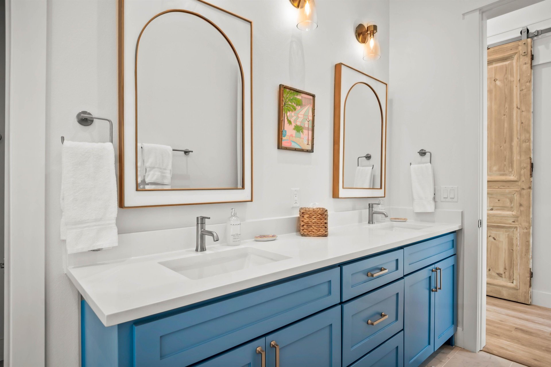 King Bathroom, 1st Floor