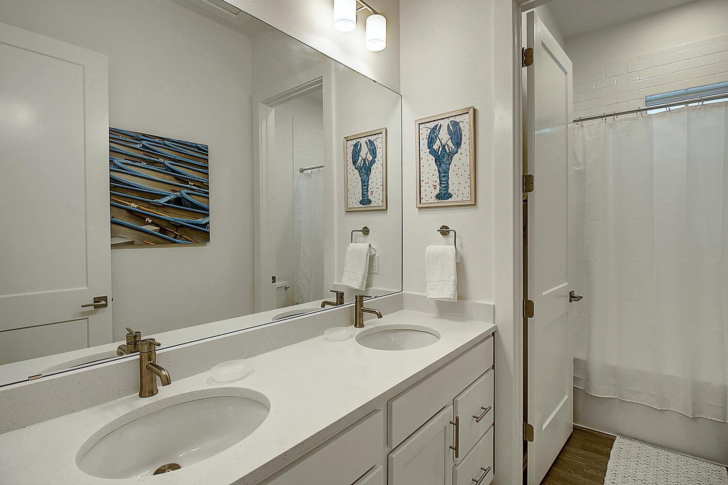 Shared bath, 2nd Floor