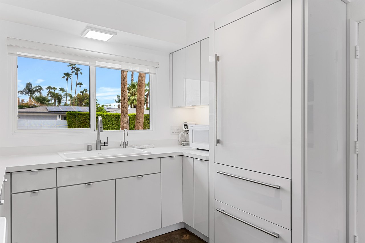 Clean lines in this kitchen