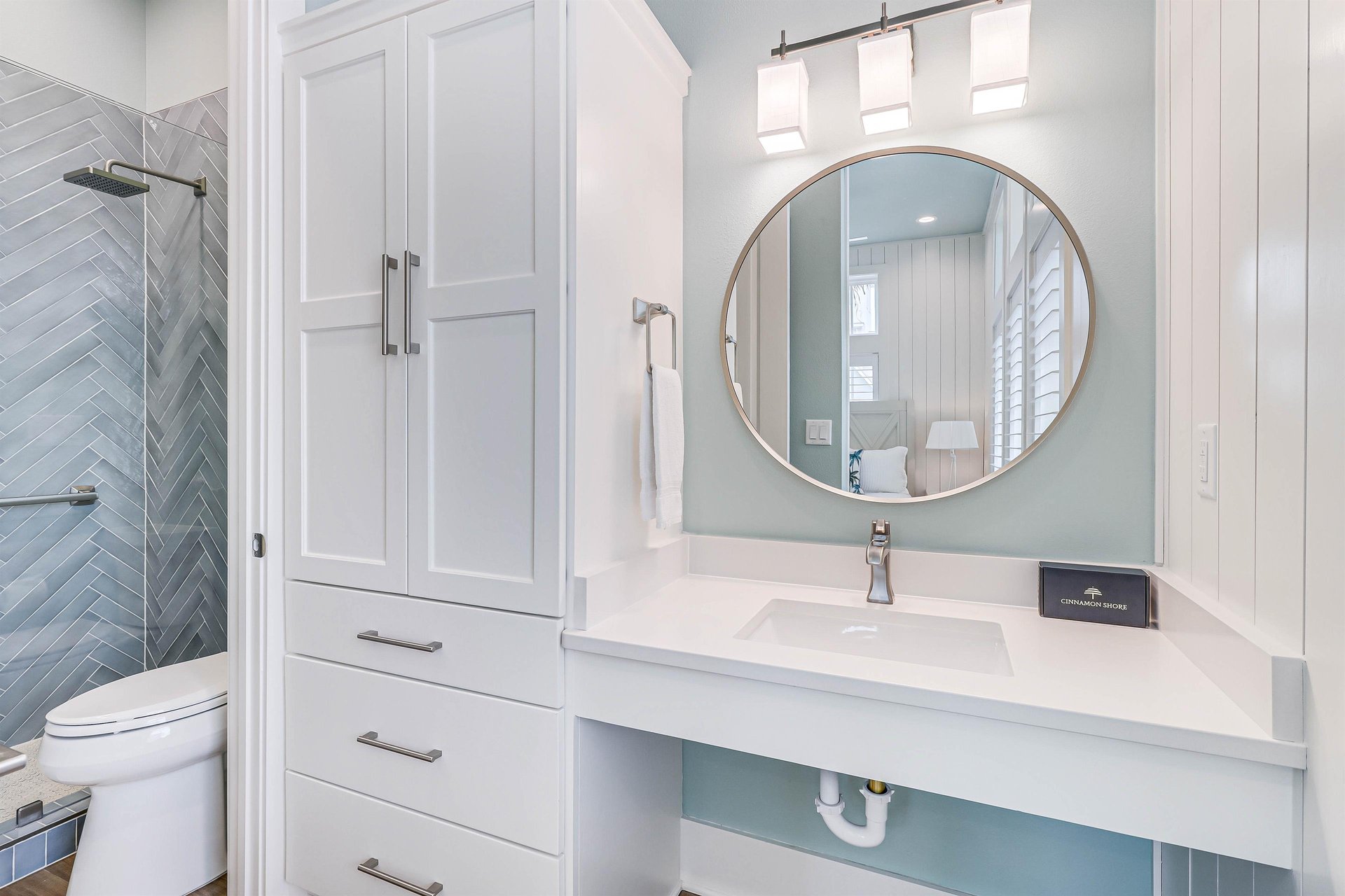 Third King Bathroom, 1st Floor