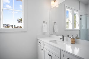 First Queen Bathroom, 1st Floor