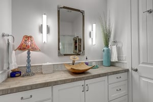 Fourth King Bathroom, 1st Floor