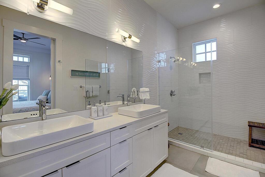 Primary King Bathroom, 2nd Floor