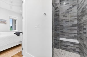 1st King Bathroom, 1st Floor