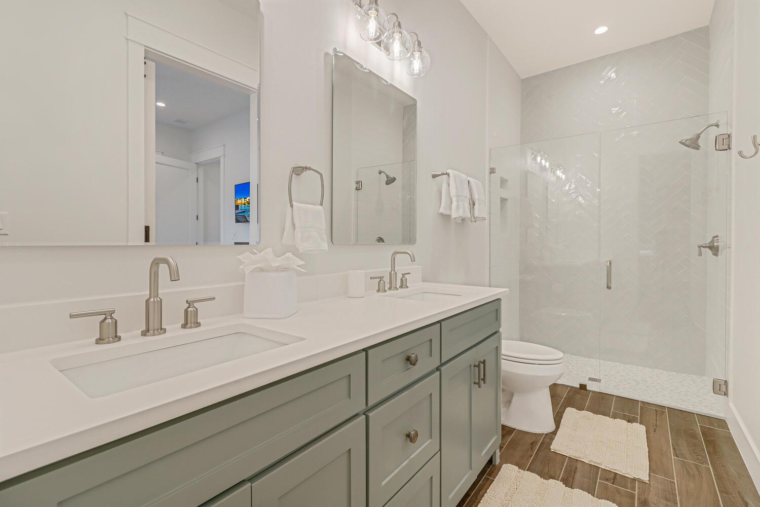 Ensuite King Bathroom, 1st Floor