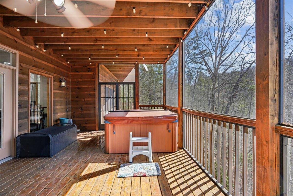 074Screened Deck