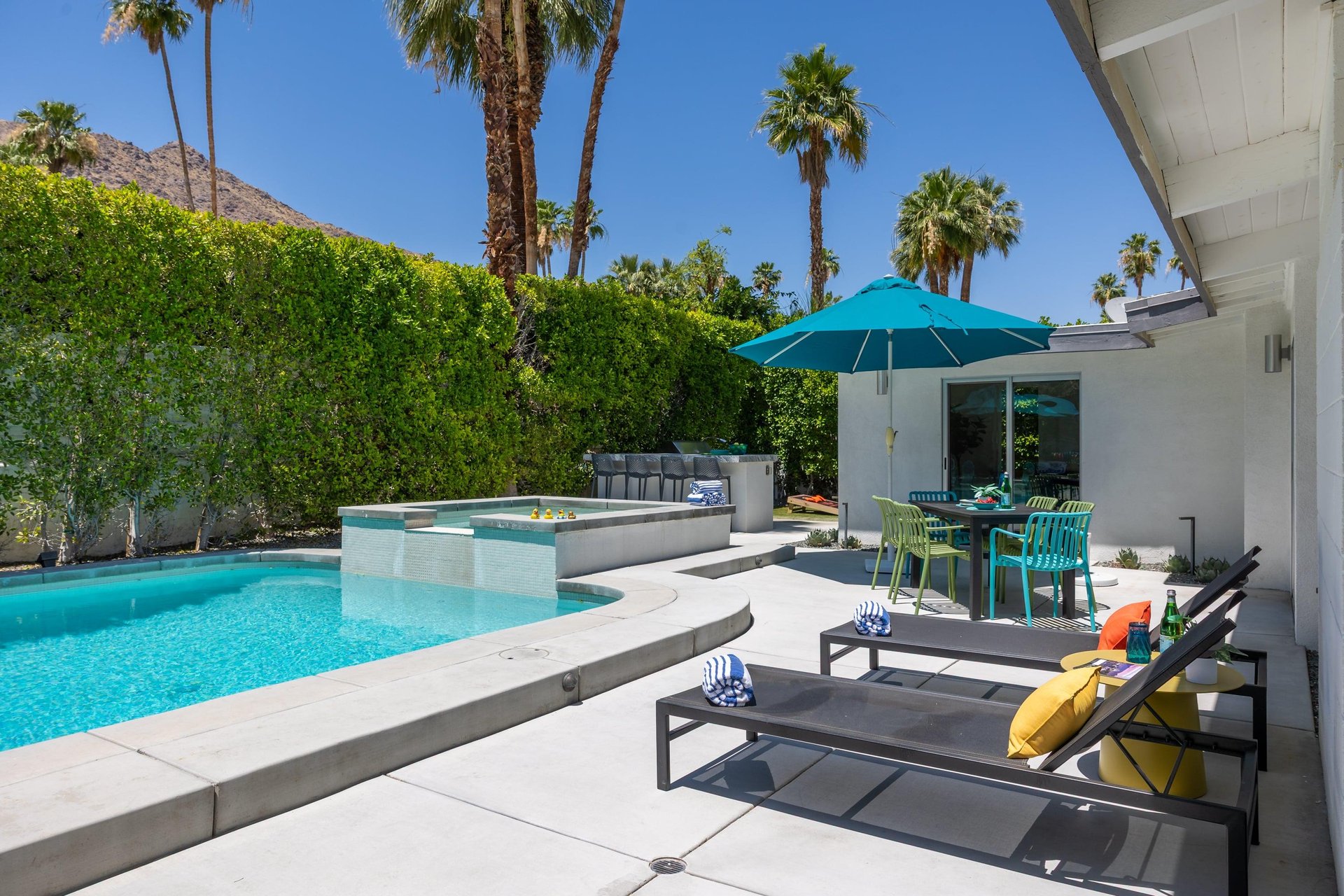 Sun loungers and additional outdoor seatingdining.