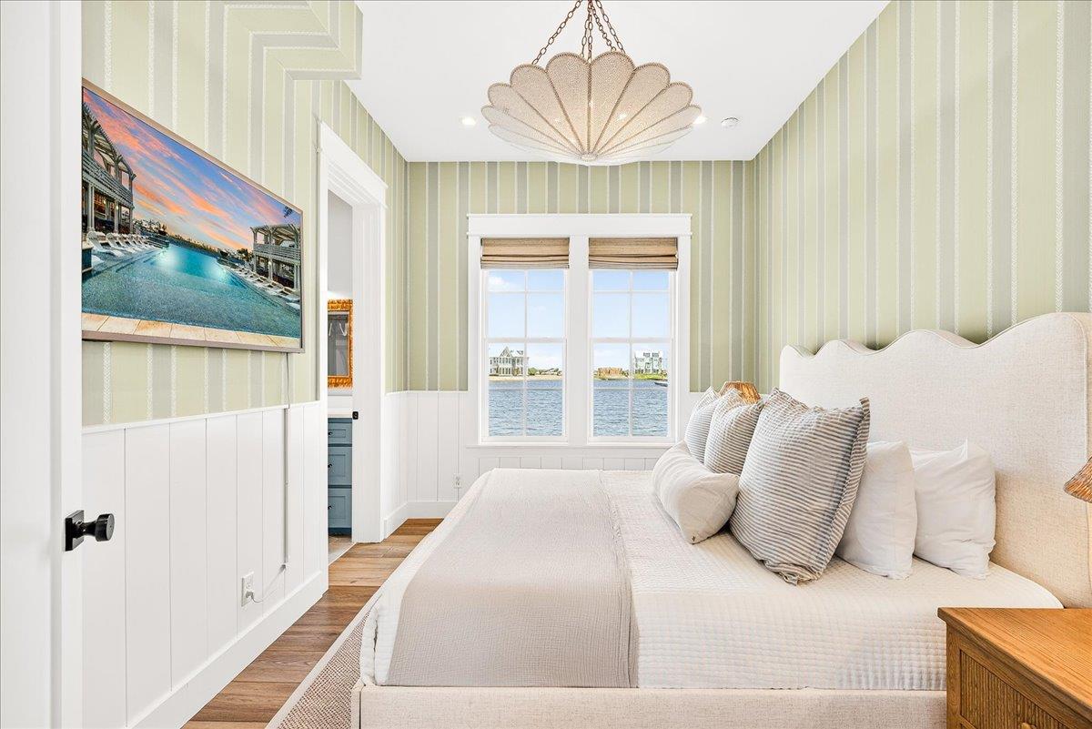 1st Floor King Bedroom