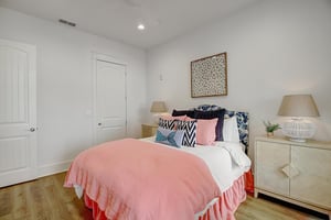 Queen Bedroom, 2nd Floor