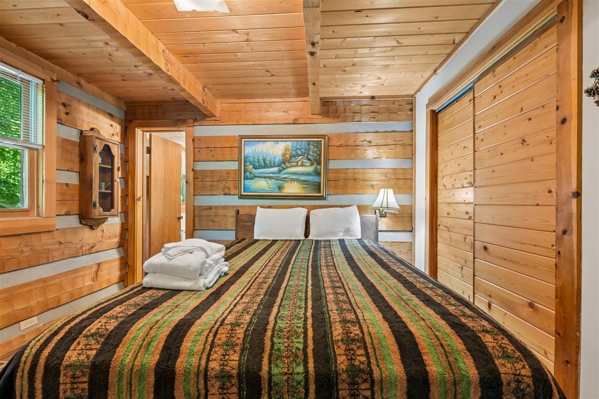 25Primary Bedroom