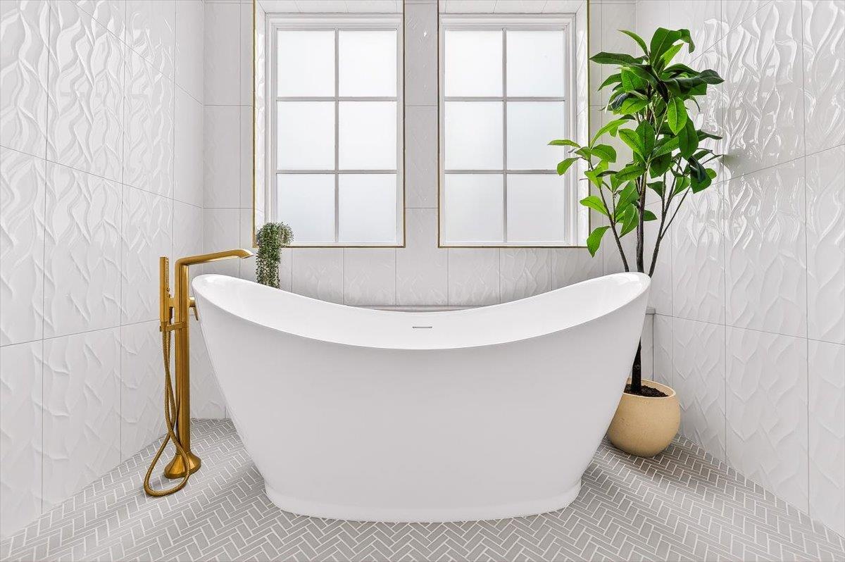 Primary King Ensuite, 2nd Floor