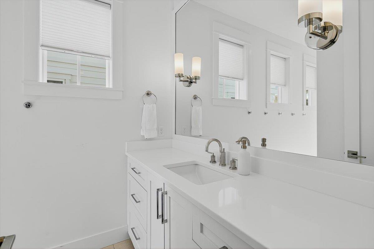 Second King Bathroom, 1st Floor